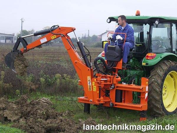 XL-Bild: Neu im Programm bei Vogt sind die DIGGER Traktor-Anbau-Heckbagger der Serie BA mit festem Anbau und hydraulischer Flap-Down-Abstützung.