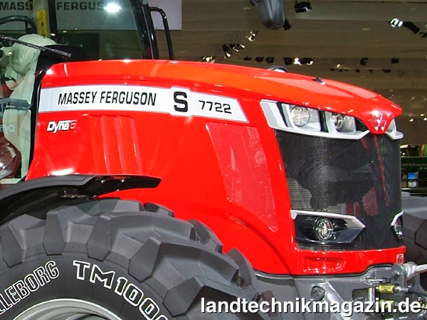 Bild: Bei allen im Werk Beauvais gefertigten Massey Ferguson Traktoren-Baureihen, den so genannten S-Serien 5700 S, 6700 S, 7700 S und 8700 S, gibt es ein geringfügig modifiziertes Motorhauben-Design mit geänderten Scheinwerfern und neuen Beschriftungen bei denen insbesondere das »S« als Kennzeichnung der Hightech-Ausstattung dieser Traktoren deutlich hervor tritt.
