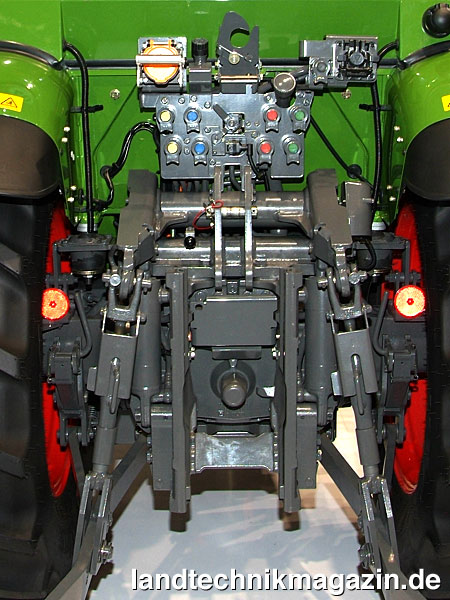 Bild: Für Anbaugeräte hält der neue eSchlepper Fendt e100 Vario im Heck Schnittstellen für elektrifizierte Arbeitsgeräte, eine Standard-Zapfwelle und Hydraulikanschlüsse bereit.