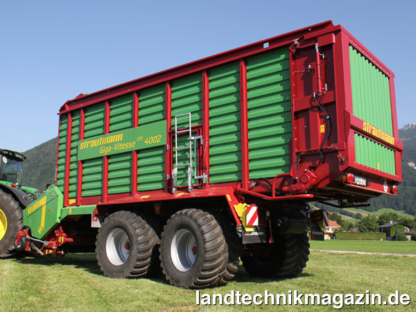 XL-Bild: Die neuen Strautmann Ladewagen Giga-Vitesse CFS 3602, 4002 und 4402 bieten nach Herstellerangaben 32 bis 42 m³ Fassungsvermögen. Eine Nachlauflenkung ist Bestandteil der Serienausstattung, als Option ist eine elektronische Zwangslenkung erhältlich.