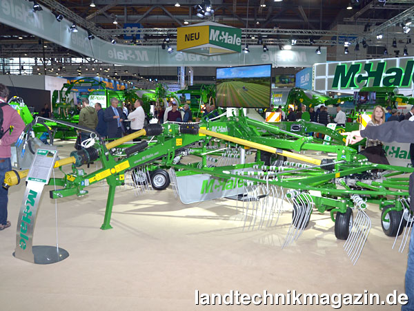 Bild: McHale zeigte auf der Agritechnica die neuen Zwei-Kreisel-Schwader R 62-72 und R 68-78 mit Arbeitsbreiten von 6,20 bis 7,80 m.