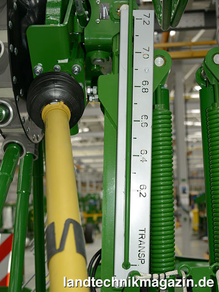Bild: Bei den neuen McHale Mittelschwadern R 62-72 und R 68-78 kann die Arbeitsbreite hydraulisch über die Teleskoparme vom Schleppersitz aus verstellt werden.