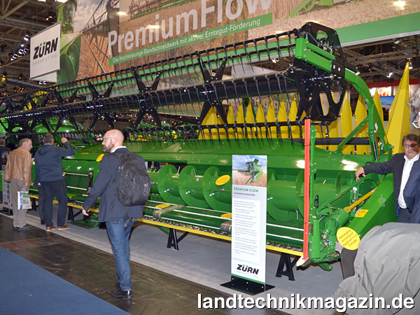 lDie neuen Zürn PremiumFlow Schneidwerke 700PF für John Deere Mähdrescher gibt es in Arbeitsbreiten von 6,70 bis 12,20 m.