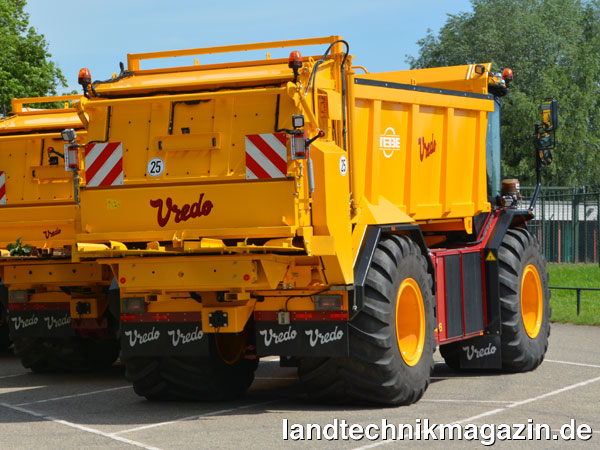 XL-Bild: Wahlweise liefert Vredo den neuen VT4556 Trac auch mit Universalstreuer-Aufbau von Tebbe.