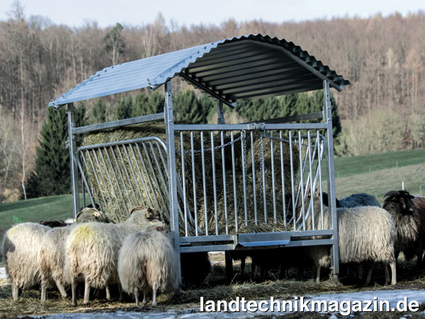 lPatura bietet die Viereck-Futterraufe für Schafe jetzt auch mit speziellen Fressgittern für Ziegen und gehörnte Schafe an.