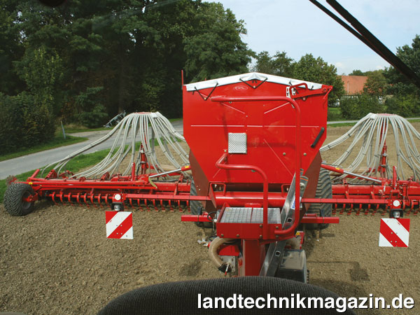 XL-Bild: Die neue Kverneland DG-II ist für die Saatbettbereitung mit einem hydraulisch einstellbaren Clod Board ausgestattet.