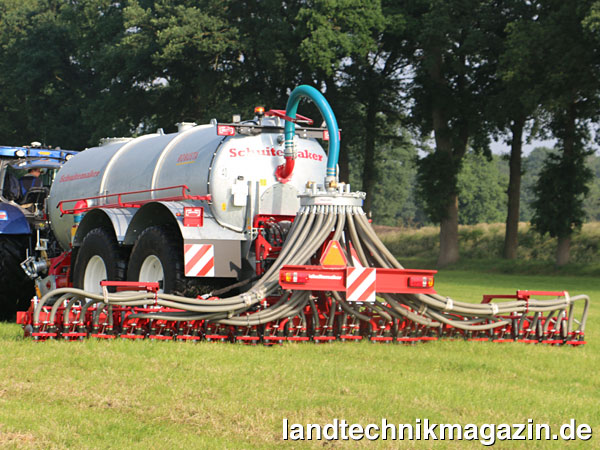 lDer neue Schuitemaker Gülle-Injektor Exacta 10 wurde als leichtes Schlitzgerät für den Einsatz mit kleineren gezogenen Gülle-Tankwagen entwickelt. Der Schuitemaker Exacta 10 Injektor ist mit 6 m, 6,8 m, 7,6 m (im Bild Exacta 76) und 8,4 m Arbeitsbreite erhältlich.