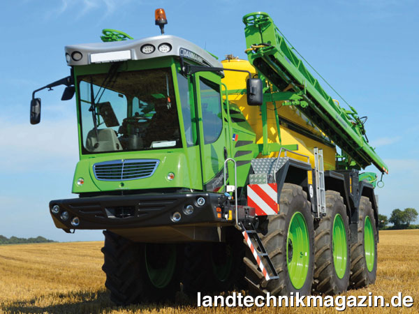 lDie neue selbstfahrende dreiachsige Dammann Pflanzenschutzspritze DAMMANN-trac DT 3500H S4 EcoDrive verfügt über die intelligente Motorsteuerung EcoDrive, die den Kraftstoffverbrauch reduzieren soll. Angetrieben wird der Pflanzenschutz-Selbstfahrer von einem EU-Stufe-IV-MTU-Motor mit nach Herstellerangaben 230/313 kW/PS oder wahlweise 260/350 kW/PS Leistung.