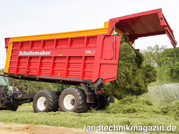 Bild: Der angekippte Aufbau beim Schuitemaker Häckseltransporter Siwa 720 gibt den Blick auf die Räder des Wagens frei und beschleunigt den Entladevorgang auf dem Silo.