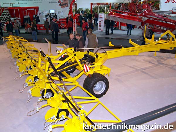 lGelbe Revolution: Den 20-m-Zettwender Lotus 2010 Concept zeigte Lely in der seit 2005 für die Vorstellung innovativer Neuheiten verwendeten gelben Sonderlackierung.