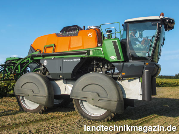 lFür den Pflanzenschutz-Selbstfahrer Pantera-H bietet Amazone jetzt das neue SunflowerKit für eine besonders pflanzenschonende Durchführung von Pflanzenschutz- und Düngemaßnahmen auch in hohen Pflanzenbeständen an. Das SunflowerKit besteht aus Bestandsteilern, Radeinhausungen und einer Tunnel-Unterbodenabdeckung.
