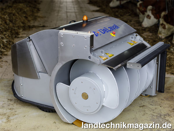 lMit dem neuen OptiDuo präsentiert DeLaval einen Futterschiebe-Roboter, der des Futter kontinuierlich mischt und auflockert. Die Gummilippe reinigt die Futtertischfläche.