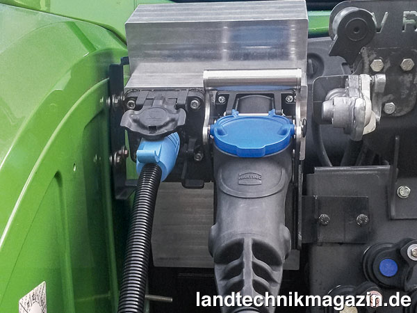 XL-Bild: Mit der 48-Volt-Schnittstelle stellt Fendt eine verwechslungssichere Kopplung für Traktoren der mittleren und großen Baureihen vor, die Automatisierungslösungen für verschiedene Anbaugeräte bietet.