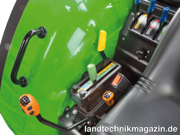 Bild: Wahlweise liefert Deutz-Fahr die neuen Schlepper 5105G TB und 5115G TB mit einem rein mechanischen Getriebe oder einem Lastschalt-Wendegetriebe inklusive 2-stufiger Lastschaltung. Der Heckkraftheber ist mechanisch geregelt, bis zu drei doppeltwirkende Zusatzsteuergeräte sind möglich.