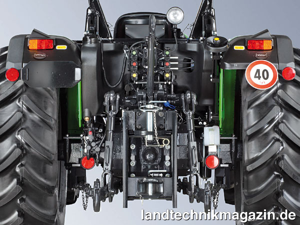 Bild: Der Heckkraftheber der neuen Deutz-Fahr 5G TB Traktoren bietet serienmäßig nach Herstellerangaben 3.600 kg Hubkraft, wahlweise 4.525 kg. Rechts gibt es auf der Innenseite des Kotflügels eine externe Bedienmöglichkeit für den Heckkraftheber. Links auf der Innenseite des Kotflügels befindet sich der Einfüllstutzen des 85 l fassenden Kraftstofftankes.