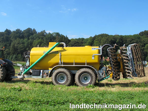 XL-Bild: Zunhammer rüstet alle mit Dreipunkt-Aufhängung ausgestatteten Tandem-Gülletankwagen jetzt mit einer neuen Stützlast-Automatik aus. Das rein pneumatisch und ohne Elektronik arbeitende System reduziert bei leerem Tank den Luftdruck in den Federbälgen der vorderen Achse, so dass ausreichend Stützlast auf der Deichsel erhalten bleibt. Da die erste Achse dabei nicht vollständig angehoben sondern nur entlastet wird, ist ein sicheres und spurstabiles Fahrverhalten auch bei leerem Tank möglich.