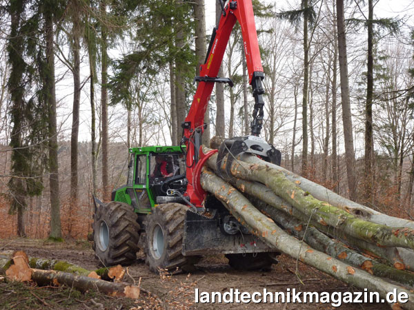 XL-Bild: In Bayern und Sachsen vertreibt die BayWa exklusiv die 4-, 6- und 8-Rad sowie allradgelenkten Forstspezialmaschinen der Marke Otmar Noe aus dem Odenwald. Im Bild zu sehen ist die 4-Rad-Maschine. Foto: Noe