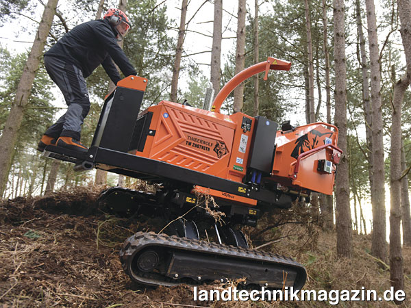 lDer neue Timberwolf Raupenhäcksler TW 280TVGTR verfügt über das variable Wolftrack Raupenfahrwerk, das es ermöglicht, die Maschine anzuheben und den Neigungswinkel dynamisch um maximal 30° dem Gelände anzupassen.