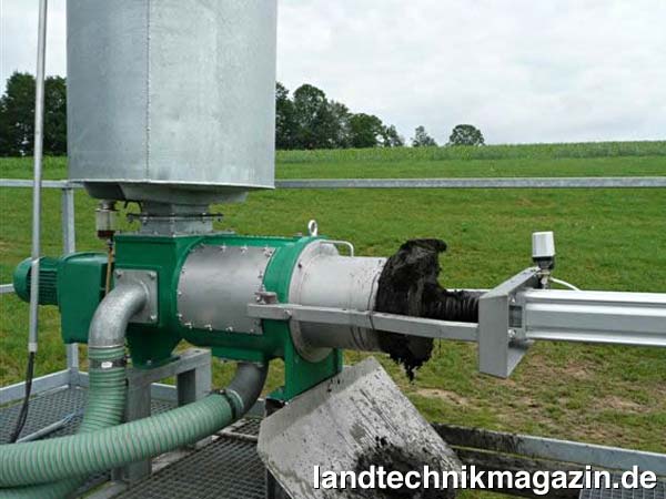 lDer agriKomp Quetschprofi trennt den Gärrest in feste und flüssige Form um die Lagerung und Ausbringung zu vereinfachen und die Düngewirkung zu verbessern. Der Antrieb erfolgt über einen 2,2 kW Flachgetriebemotor mit Gleitringdichtung zur Pressschnecke (links im Bild), der Ausstoßregler über Pneumatikzylinder (rechts im Bild) ist stufenlos verstellbar und verfügt über einen Alarmkontakt bei Druckverlust.