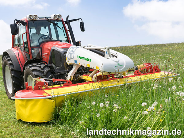 lDie neuen Pöttinger NOVACAT und EUROCAT ALPHA MOTION MASTER Scheiben- und Trommel-Frontmähwerke – im Bild das NOVACAT 301 ALPHA MOTION MASTER – eignen sich durch einen verkürzten Anbaubock und den direkten Anbau ohne Kuppeldreieck auch für den Einsatz mit kleineren Traktoren. Anbaubock und Tragrahmen sind bei den ALPHA MOTION MASTER Frontmähern, die in Arbeitsbreiten von 2,62 bis 3,46 m verfügbar sind, auffällig hellgrau lackiert.