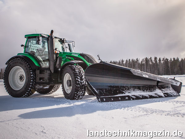 lEin Valtra T254 Versu, ausgestattet mit Nokian Winterreifen und einem Schneepflug, räumte fahrerlos mit einer Geschwindigkeit von 73,171 km/h auf einer schneebedeckten und vereisten Fahrbahn in Südfinnland Schnee.