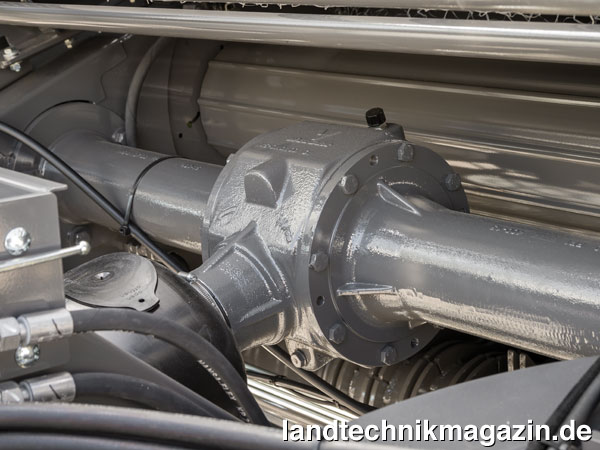 Bild: Angetrieben werden die neuen Massey Ferguson RB Rundballenpressen von einem Powersplit-Getriebe, das die Zapfwellen-Leistung gleichmäßig aufteilt.