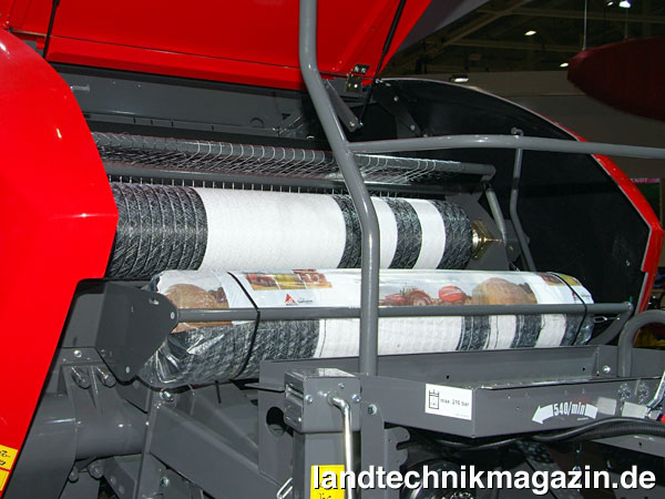 Bild: Alle neuen Massey Ferguson RB Rundballenpressen verfügen über die Varionet-Netzbindung mit ELS, mit der die Rollen innerhalb weniger Minuten werden können.
