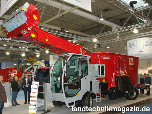 lDie neuen BvL Zweischnecken-Futtermischwagen-Selbstfahrer V-MIX Drive Maximus Plus 2S sind mit Behältervolumen von 17 bis 21 Kubikmeter erhältlich. Die 4-Rad-Lenkung ist bei den selbstfahrenden BvL Zweischnecken-Futtermischwagen Standard.