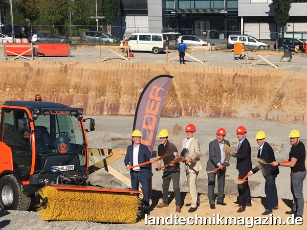 lBeim obligatorischen Spatenstich für das neue Holder Kundencenter im Interkommunalen Wirtschaftsgebiet Reutlingen-Nord / Kirchentellinsfurt waren dabei (v.l.n.r:): Christian Mayer (Technischer Geschäftsführer, Holder), Tobias Adam (Projektleiter, Holder), Alexander Kreher (Finanz- und Wirtschaftsbürgermeister Reutlingen), Martin Haas (Gründer und Vorstand, STAUFEN AG), Bernd Haug (Bürgermeister Kirchentellinsfurt), Andreas Vorig (Vorsitzender der Geschäftsführung, Holder), Johannes Haas (Projektleiter, Holder).