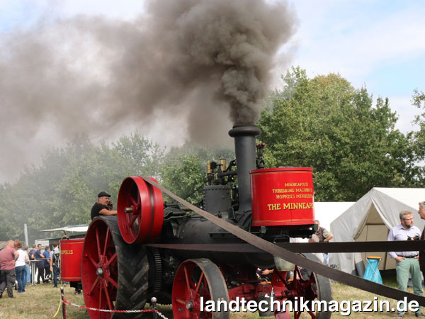 XL-Bild: Minneapolis Dampftraktor beim Dampf- und Traktorentreffen am Kiekeberg, erbaut 1911 und 9,5 t schwer, einst zum Pflügen und Dreschen verwendet, zuletzt zum Antrieb eines Sägegatters.