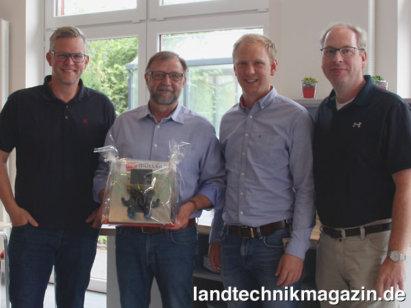 lGeschäftsführer Christian Müller und Carsten Jochheim wünschen Klaus Link alles Gute zum Ruhestand und gratulieren Heiner Grotenhöfer zur neuen Position. V.l.n.r.:  Christian Müller, Klaus Link, Heiner Grotenhöfer, Carsten Jochheim.