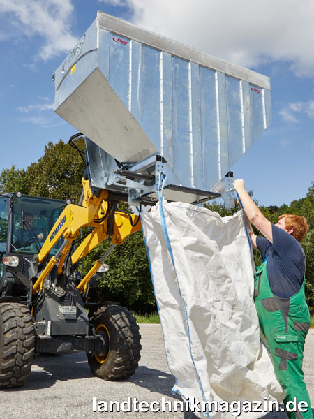 Bild: Für die bequeme Befüllung von Big Bags hat Fliegl die neue Big Bag Füllschaufel konstruiert.