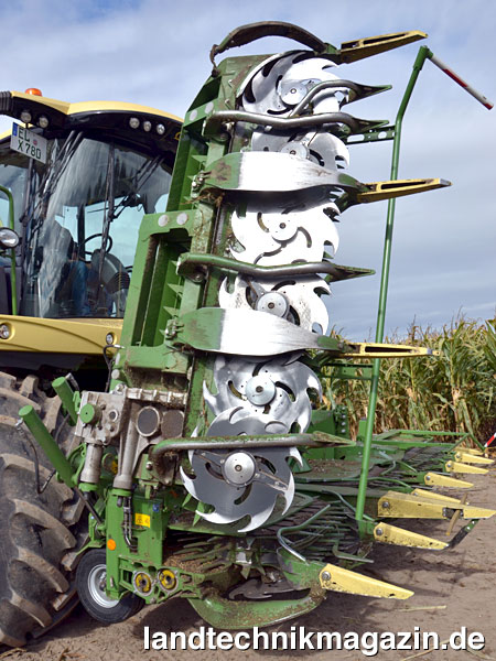 XL-Bild: Schnell rotierende Sichelscheiben schneiden beim neuen Maisvorsatz Krone XCollect die Maispflanzen erschütterungsarm und zerfasern die Stoppeln.