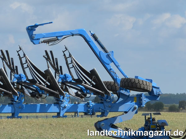 Bild: Der neue Packerarm für den Rabe Aufsattel-Drehpflug Kormoran verfügt über eine veränderte Geometrie und ist nach Herstellerangaben für höhere Lasten geeignet.