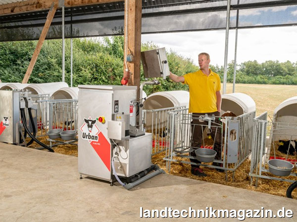 lMit dem verbesserten Tränkeautomat Alma Pro von Urban lassen sich jetzt auch Tiere in Kälberiglus und -hütten tränken. Zusätzlich registriert der FIT Sensor die genaue Tränkemenge und eine ankoppelbare Plattformwaage kann zur Gewichtserfassung der Tiere genutzt werden.