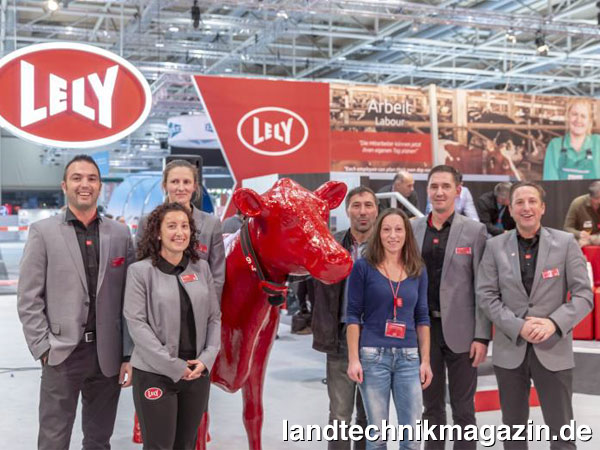 lDie Rote Lely-Kuh wurde von Lisa Seidel und Markus Weber, beide Lely Dairy XL Deutschland, Coert van Lenteren, Lely Dairy XL International sowie Gijs Scholman, Vizepräsident Lely Sales an Herdenmanagering Susanne Herzog und Herrn Steglich, Geschäftführer der Agrargenossenschaft Wesenitztal, überreicht.