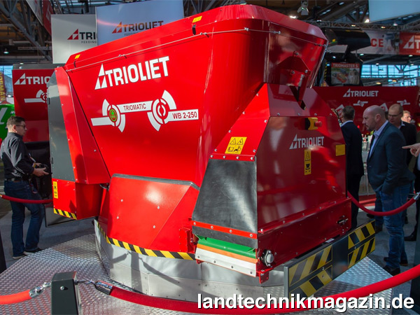 XL-Bild: Auf der EuroTier 2018 zeigte Trioliet den neuen Fütterungsroboter Triomatic WB 2 250, der durch eine 600V-Nickel-Batterie angetrieben wird und sich deshalb schienenlos bewegen kann.