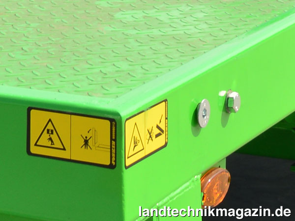 XL-Bild: Durch den rutschfesten Boden aus geriffelten Blechen des Joskin Wago Plattformanhängers kann jede Art von Ladung sicher transportiert werden.
