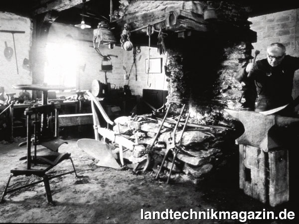 lDie Kverneland Group, die 2019 ihr 140-jähriges Bestehen feiert, begann als auf Pferdepflüge und -eggen spezialisierte Schmiede im Jahr 1879.