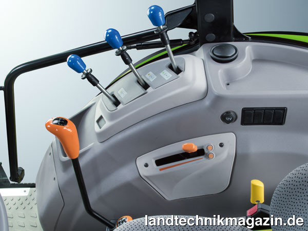 Bild: Das mechanische Wendegetriebe der neuen Deutz-Fahr Serie 5D Keyline bietet serienmäßig 15 Vorwärts- und 15 Rückwärtsgänge, wahlweise ist ein 30/15-Gang-Getriebe verfügbar. Bis zu drei mechanische doppeltwirkende Zusatzsteuergeräte im Heck sind möglich, der Heckkraftheber wird mechanisch geregelt. Die elektronische Motorsteuerung ermöglicht einen Drehzahlspeicher für zwei Drehzahlen.