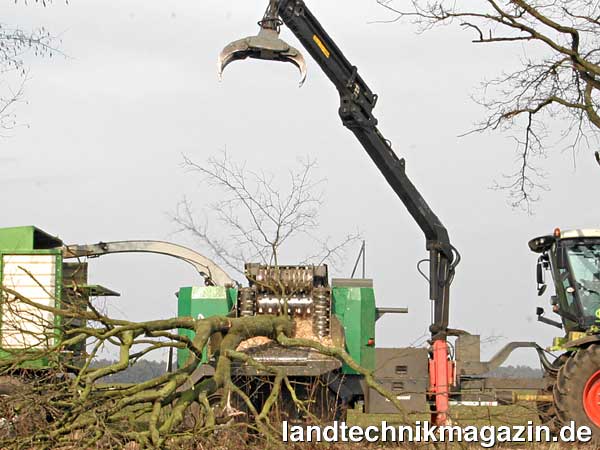 lDer Komptech Chippo 500 ist ein traktorbetriebener Trommelhacker für Strauchwerk und Stammholz. Ausgelegt ist die Maschine für eine Antriebsleistung von bis zu 500 PS, die Durchsatzleistung des Chippo 500 gibt Komptech mit bis zu 180 m³/h an. Für die Zerkleinerung von Stammholz mit einem Durchmesser von bis zu 56 Zentimetern bei hartem und von bis zu 75 Zentimeter bei weichem Material arbeitet die Maschine mit niedriger Trommeldrehzahl und maximaler Kraft,...