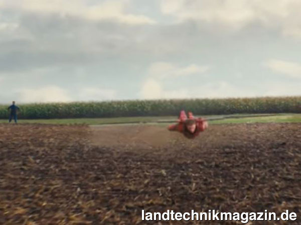 XL-Bild: Im neuen Youtube-Film »Next Generation Technology« fliegt der HORSCH FARMING HERO über seine Felder und appliziert mit einem an seiner Schulter befestigten Gestänge Pflanzenschutzmittel.