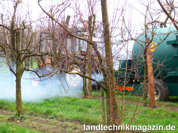 lDer Dolina Fog-Dragon, in dessen Brennkammer sich verschiedenste Biomasse verheizen lässt, verteilt ein warmes Wasserdampf-Rauch-Gemisch in der Obstplantage, um vor Frost zu schützen.