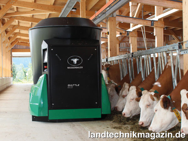 lMit NANOConcept, bestehend aus dem selbstfahrenden Fütterungsroboter Shuttle Eco (im Bild), dem Fütterungsroboter Power Shuttle, den individuell zusammensetzbaren Ports (Futterboxen) und dem Siloentnahmegerät Lift, bietet Wasserbauer dem Landwirt nach eigenen Angaben eine maßgeschneiderte vollautomatische Gesamtlösung vom Silo bis zu den Tieren.