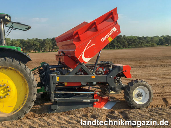 XL-Bild: Mit der neuen angebauten, 3-reihigen Structural 30 zeigt Dewulf eine Riemenlegemaschine, die durch ihre ultraschall-kontrollierte Tiefenkontrolle brilliert.