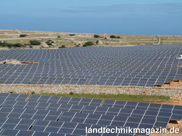 XL-Bild: Photovoltaik-Großanlage mit Nennleistung 3,2 Megawatt auf Menorca in Spanien: Generalunternehmer SunEnergy Europe, Netzanschluß im Mai 2008.
