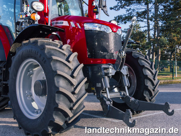 lDas neue werkseitig montierbare Fronthubwerk für die Massey Ferguson MF 5700 Dyna-4 Modelle kann in drei verschiedenen Positionen eingestellt werden – fest, schwimmend oder für den Transport.