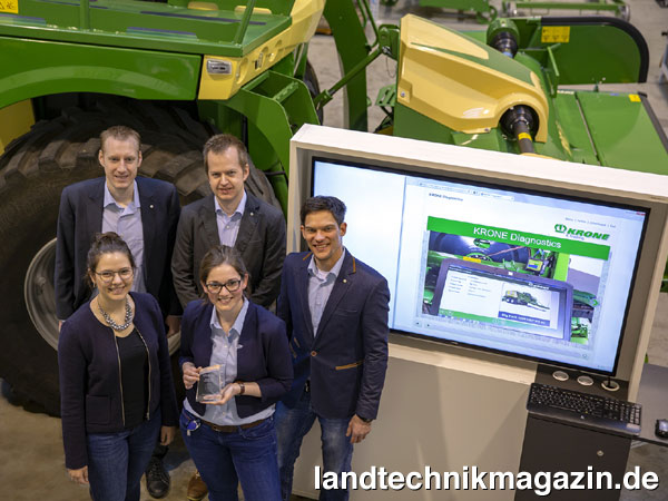 lDas Krone E-Trainingsteam mit dem Award: vorne (v.l.n.r.) Stefanie Gödde und Julia Kunk, hinten (v.l.n.r.) Sebastian Vehring, Jens Meyer-Coors und Jan Henrik Holk.