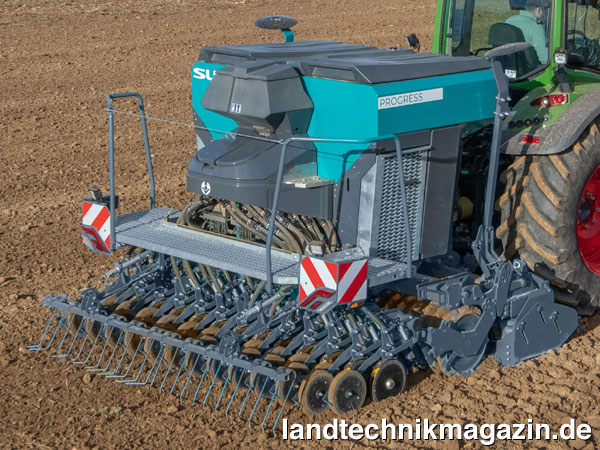 lSulky präsentiert mit der neuen Progress P50 die erste pneumatische Anbau-Drillkombination mit bis zu drei separaten Saatgut- respektive Düngerbehältern. Damit eröffnet der Hersteller auch kleinstrukturierteren Betrieben die Möglichkeit in neue Anbauverfahren mit Mischsaaten einzusteigen. Der Verkauf der Sulky Progress P50 soll zur Agritechnica 2019 starten, Maschinen mit 3, 3,5 und 4 m Arbeitsbreite sollen dann verfügbar sein.