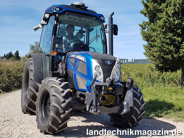 XL-Bild: Landini stellt neben dem metallic-blauen Rex4-Sondermodell Model YEAR 2019 das neue Kabinenmodell Rex4 S vor, das sich das Fahrgestell des Rex4 F und die schmalen Kabine des Rex4 V kombiniert.